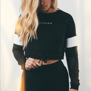 Alphalete crop black pull over S